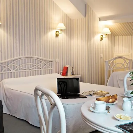 Hotel Logis Du Pont Neuf 3*